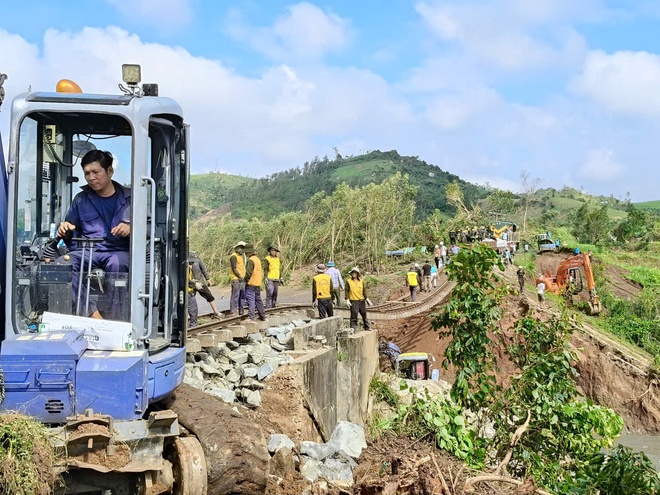 Nỗ lực khắc phục sự cố sạt lở đường sắt trên tuyến Thống nhất- Ảnh 2.
