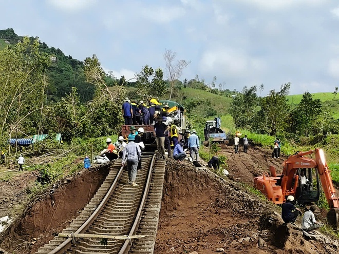 Nỗ lực khắc phục sự cố sạt lở đường sắt trên tuyến Thống nhất- Ảnh 3.