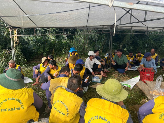 Nỗ lực khắc phục sự cố sạt lở đường sắt trên tuyến Thống nhất- Ảnh 6.