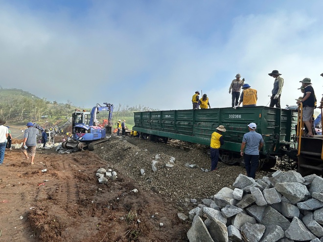 Nỗ lực khắc phục sự cố sạt lở đường sắt trên tuyến Thống nhất- Ảnh 10.
