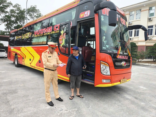 CSGT kiểm soát hơn 1 nghìn ô tô khách trên các tuyến cao tốc - Ảnh 4.