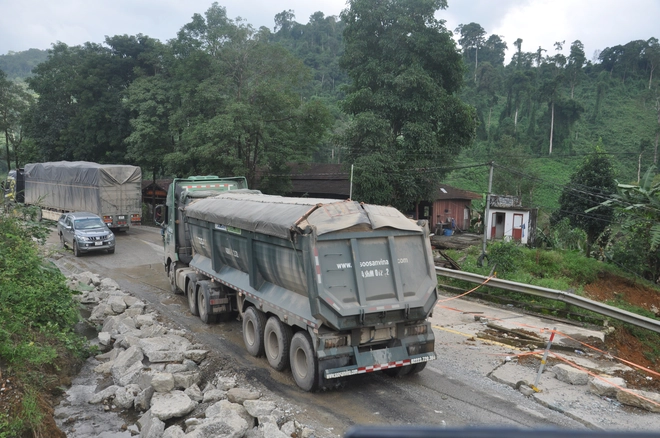 Đà Nẵng, Quảng Ngãi: Xe chở cát có dấu hiệu quá tải “bức tử” đường Hồ Chí Minh - Ảnh 9.