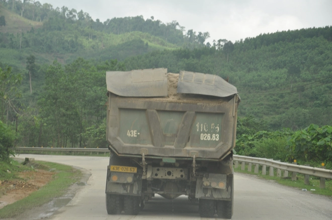 Đà Nẵng, Quảng Ngãi: Xe chở cát có dấu hiệu quá tải “bức tử” đường Hồ Chí Minh - Ảnh 8.