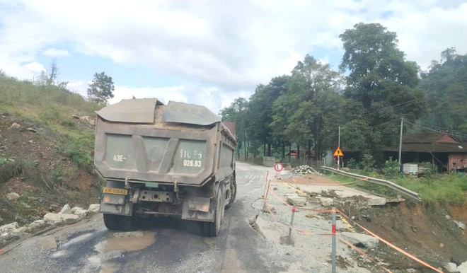 Đà Nẵng, Quảng Ngãi: Xe chở cát có dấu hiệu quá tải “bức tử” đường Hồ Chí Minh - Ảnh 2.