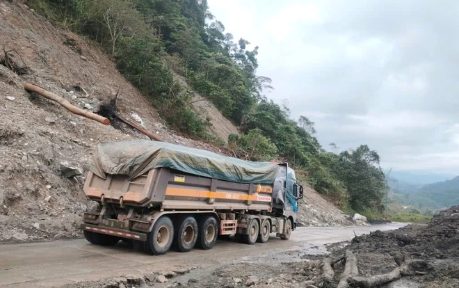 Đà Nẵng, Quảng Ngãi: Xe chở cát có dấu hiệu quá tải “bức tử” đường Hồ Chí Minh - Ảnh 14.