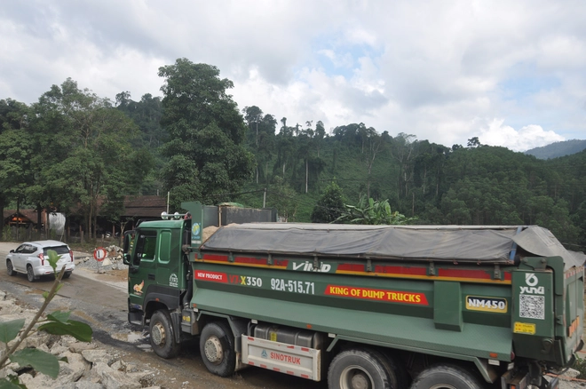 Đà Nẵng, Quảng Ngãi: Xe chở cát có dấu hiệu quá tải “bức tử” đường Hồ Chí Minh - Ảnh 13.