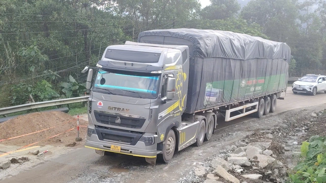 Đà Nẵng, Quảng Ngãi: Xe chở cát có dấu hiệu quá tải “bức tử” đường Hồ Chí Minh - Ảnh 15.