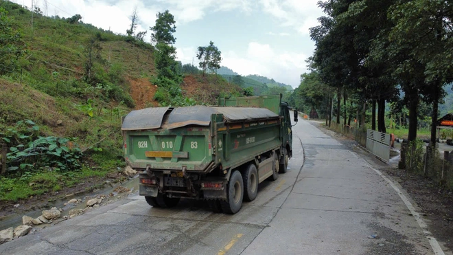 Đà Nẵng, Quảng Ngãi: Xe chở cát có dấu hiệu quá tải “bức tử” đường Hồ Chí Minh - Ảnh 5.