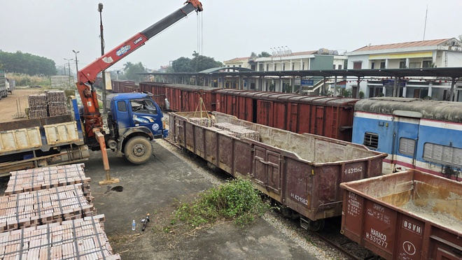 Đường sắt miễn phí vận chuyển 1 triệu viên gạch hỗ trợ xây dựng nhà ở tại miền Trung- Ảnh 2. Đường sắt miễn phí vận chuyển 1 triệu viên gạch hỗ trợ xây dựng nhà ở tại miền Trung- Ảnh 2.