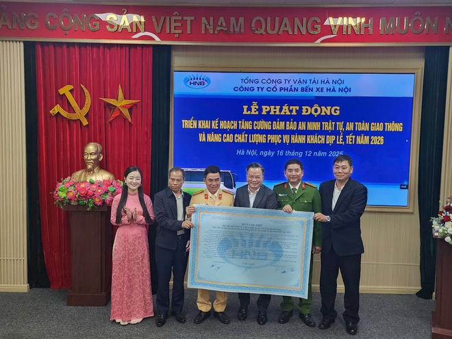 Hà Nội nâng cao phục vụ hành khách dịp cuối năm- Ảnh 3. Hà Nội nâng cao phục vụ hành khách dịp cuối năm- Ảnh 3.