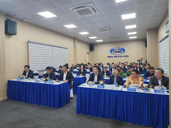 Hà Nội nâng cao phục vụ hành khách dịp cuối năm- Ảnh 2. Hà Nội nâng cao phục vụ hành khách dịp cuối năm- Ảnh 2.