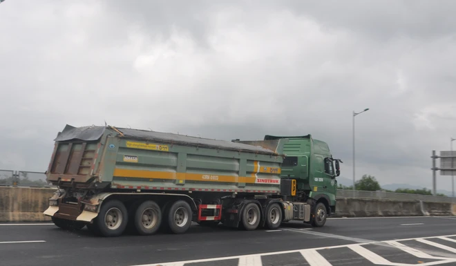 Xe chở cát "cao như núi" rầm rập trên tuyến cao tốc Đà Nẵng-Quảng Ngãi, QL14B - Ảnh 7.