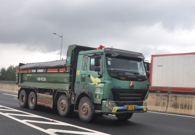 Xe chở cát "cao như núi" rầm rập trên tuyến cao tốc Đà Nẵng-Quảng Ngãi, QL14B - Ảnh 9.