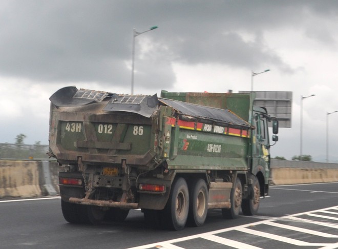 Xe chở cát "cao như núi" rầm rập trên tuyến cao tốc Đà Nẵng-Quảng Ngãi, QL14B - Ảnh 8.