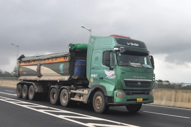 Xe chở cát "cao như núi" rầm rập trên tuyến cao tốc Đà Nẵng-Quảng Ngãi, QL14B - Ảnh 6.