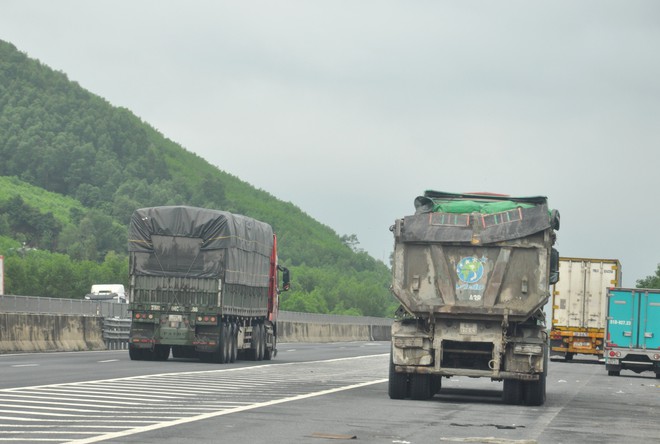 Xe chở cát "cao như núi" rầm rập trên tuyến cao tốc Đà Nẵng-Quảng Ngãi, QL14B - Ảnh 5.