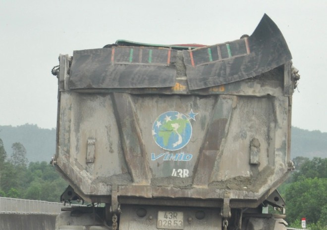 Xe chở cát "cao như núi" rầm rập trên tuyến cao tốc Đà Nẵng-Quảng Ngãi, QL14B - Ảnh 4.