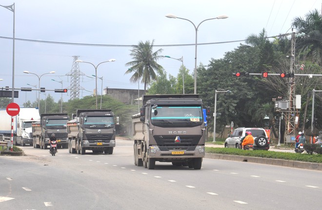 Xe chở cát "cao như núi" rầm rập trên tuyến cao tốc Đà Nẵng-Quảng Ngãi, QL14B - Ảnh 13.