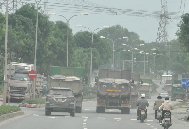 Xe chở cát "cao như núi" rầm rập trên tuyến cao tốc Đà Nẵng-Quảng Ngãi, QL14B - Ảnh 14.