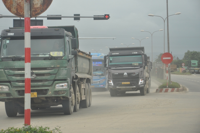Xe chở cát "cao như núi" rầm rập trên tuyến cao tốc Đà Nẵng-Quảng Ngãi, QL14B - Ảnh 11.