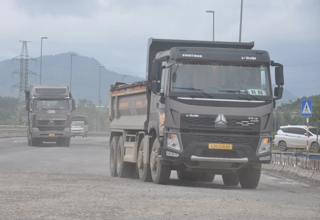 Xe chở cát "cao như núi" rầm rập trên tuyến cao tốc Đà Nẵng-Quảng Ngãi, QL14B - Ảnh 10.