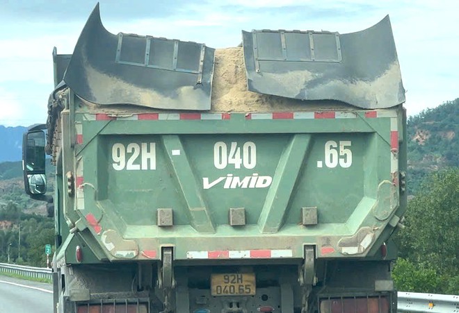 Xe chở cát "cao như núi" rầm rập trên tuyến cao tốc Đà Nẵng-Quảng Ngãi, QL14B - Ảnh 2.