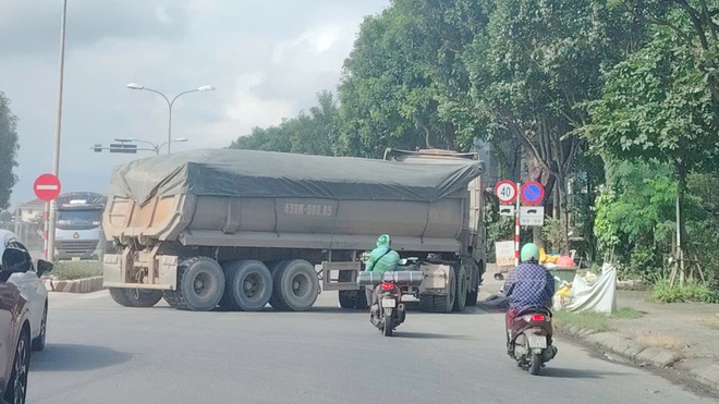 Xe chở cát "cao như núi" rầm rập trên tuyến cao tốc Đà Nẵng-Quảng Ngãi, QL14B - Ảnh 12.