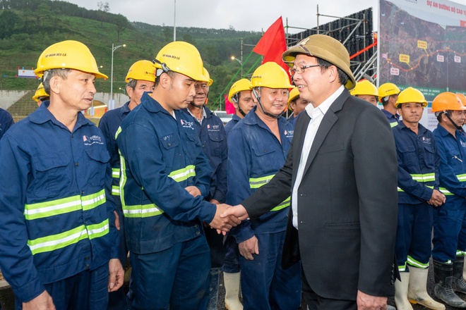 Phó Thủ tướng Hồ Quốc Dũng thăm, tặng quà người lao động dự án cao tốc Quảng Ngãi - Hoài Nhơn trước ngày khánh thành - Ảnh 2.