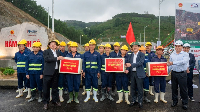 Phó Thủ tướng Hồ Quốc Dũng thăm, tặng quà người lao động dự án cao tốc Quảng Ngãi - Hoài Nhơn trước ngày khánh thành - Ảnh 3.