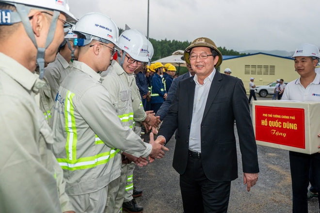 Phó Thủ tướng Hồ Quốc Dũng thăm, tặng quà người lao động dự án cao tốc Quảng Ngãi - Hoài Nhơn trước ngày khánh thành - Ảnh 4.