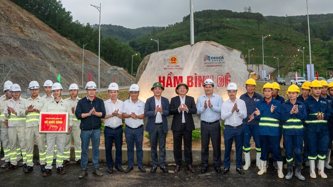 Phó Thủ tướng Hồ Quốc Dũng thăm, tặng quà người lao động dự án cao tốc Quảng Ngãi - Hoài Nhơn trước ngày khánh thành - Ảnh 5.