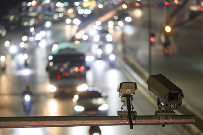 Vui chiến thắng, người dân Thủ đô không quên chấp hành ATGT - Ảnh 2.