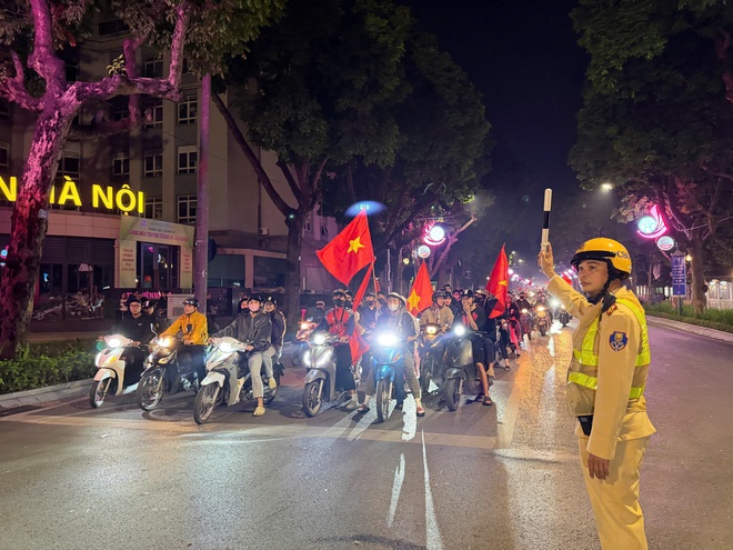 Vui chiến thắng, người dân Thủ đô không quên chấp hành ATGT - Ảnh 3.