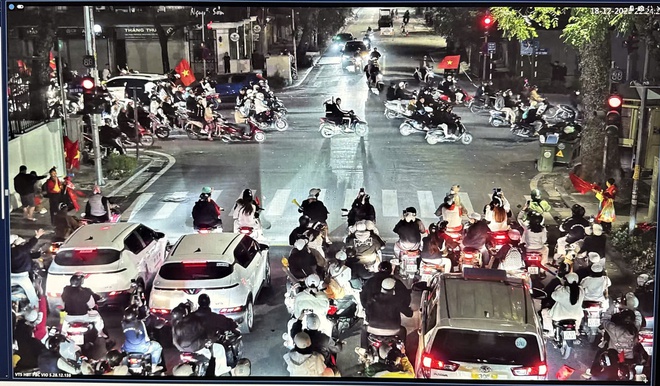 Vui chiến thắng, người dân Thủ đô không quên chấp hành ATGT - Ảnh 4.