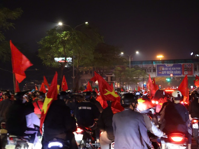 Vui chiến thắng, người dân Thủ đô không quên chấp hành ATGT - Ảnh 1.