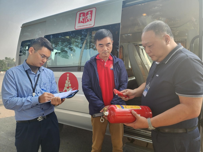 Hà Nội kiểm tra các điều kiện an toàn xe ô tô khách đưa đón học sinh - Ảnh 2.