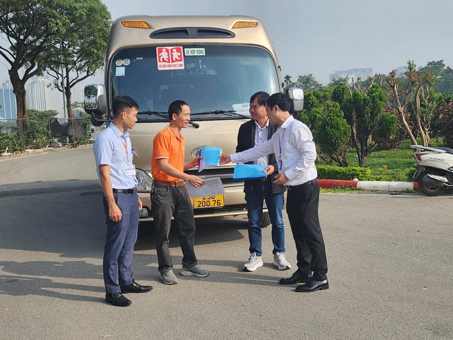 Hà Nội kiểm tra các điều kiện an toàn xe ô tô khách đưa đón học sinh - Ảnh 6.