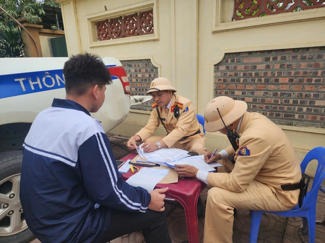 Hà Nội tuyên truyền ATGT trong nhà trường, ngoài đường CSGT hóa trang "bắt" học sinh vi phạm - Ảnh 1.