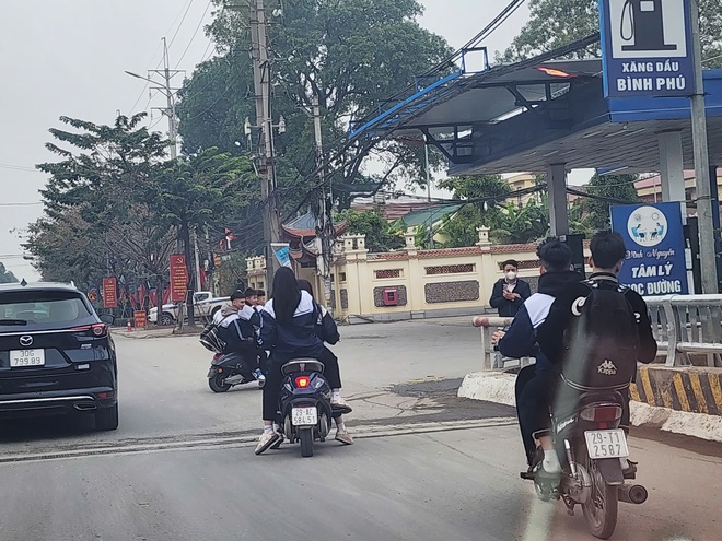 Hà Nội tuyên truyền ATGT trong nhà trường, ngoài đường CSGT hóa trang "bắt" học sinh vi phạm - Ảnh 9.