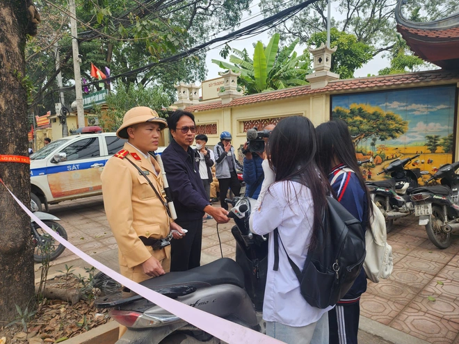 Hà Nội tuyên truyền ATGT trong nhà trường, ngoài đường CSGT hóa trang "bắt" học sinh vi phạm - Ảnh 5.