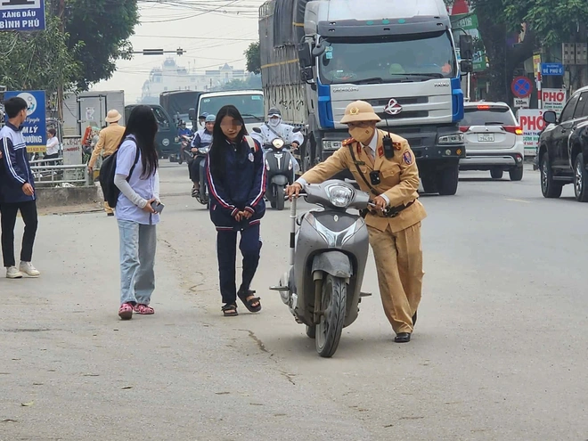 Hà Nội tuyên truyền ATGT trong nhà trường, ngoài đường CSGT hóa trang "bắt" học sinh vi phạm - Ảnh 4.