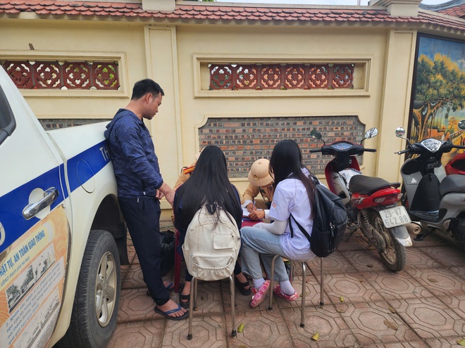 Hà Nội tuyên truyền ATGT trong nhà trường, ngoài đường CSGT hóa trang "bắt" học sinh vi phạm - Ảnh 3.