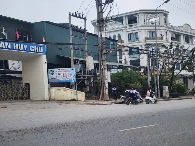 Hà Nội tuyên truyền ATGT trong nhà trường, ngoài đường CSGT hóa trang "bắt" học sinh vi phạm - Ảnh 8.