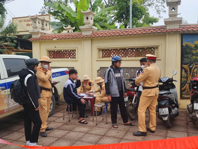 Hà Nội tuyên truyền ATGT trong nhà trường, ngoài đường CSGT hóa trang "bắt" học sinh vi phạm - Ảnh 2.