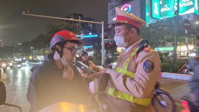 CSGT Hà Nội bảo đảm tuyệt đối ANTT, trật tự ATGT dịp Lễ Noel 2025 - Ảnh 3.