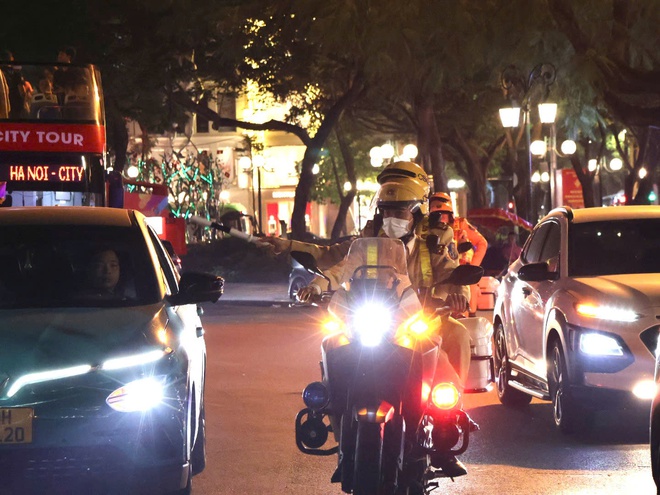 CSGT Hà Nội bảo đảm tuyệt đối ANTT, trật tự ATGT dịp Lễ Noel 2025 - Ảnh 4.