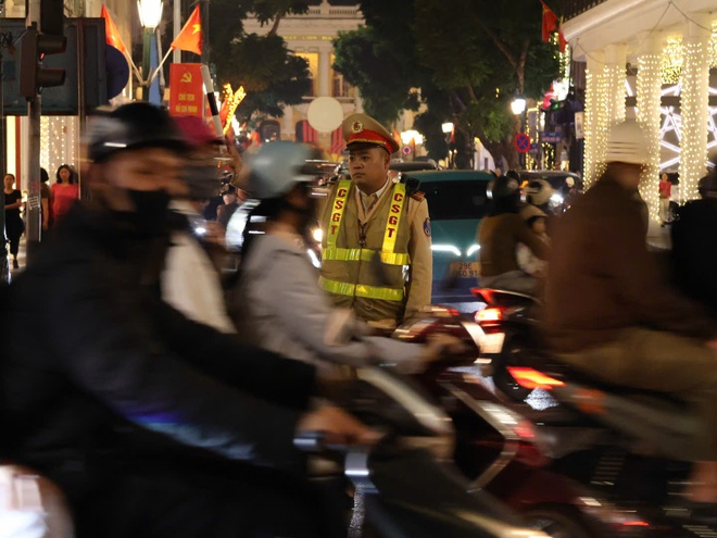 CSGT Hà Nội bảo đảm tuyệt đối ANTT, trật tự ATGT dịp Lễ Noel 2025 - Ảnh 1.
