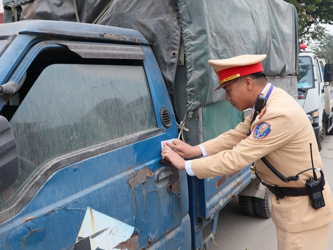 Hà Nội: Trong bến phát tờ rơi tuyên truyền, ngoài đường CSGT tuần tra xử lý xe khách - Ảnh 7.
