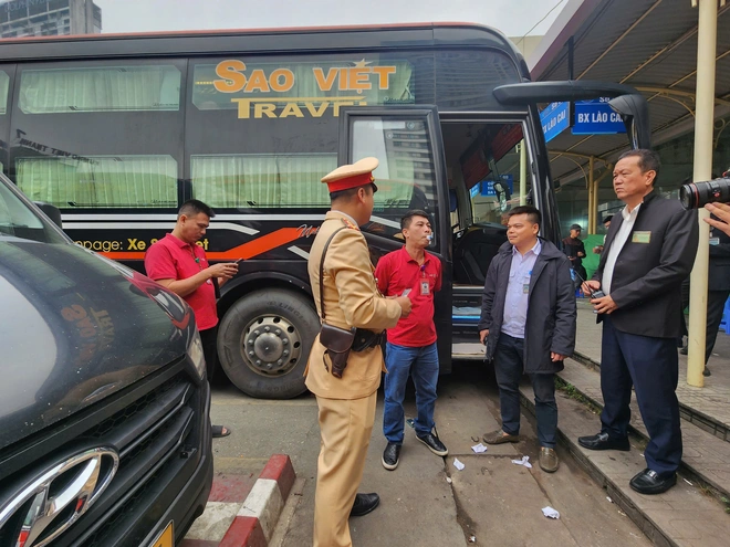 Hà Nội: Trong bến phát tờ rơi tuyên truyền, ngoài đường CSGT tuần tra xử lý xe khách - Ảnh 5.