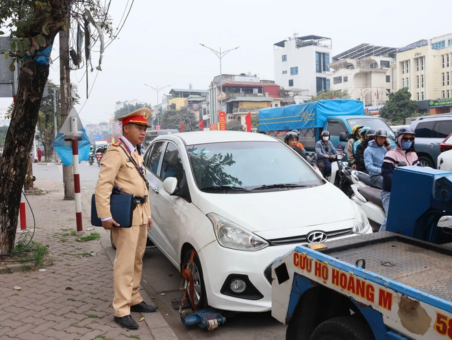 Hà Nội: Trong bến phát tờ rơi tuyên truyền, ngoài đường CSGT tuần tra xử lý xe khách - Ảnh 6.
